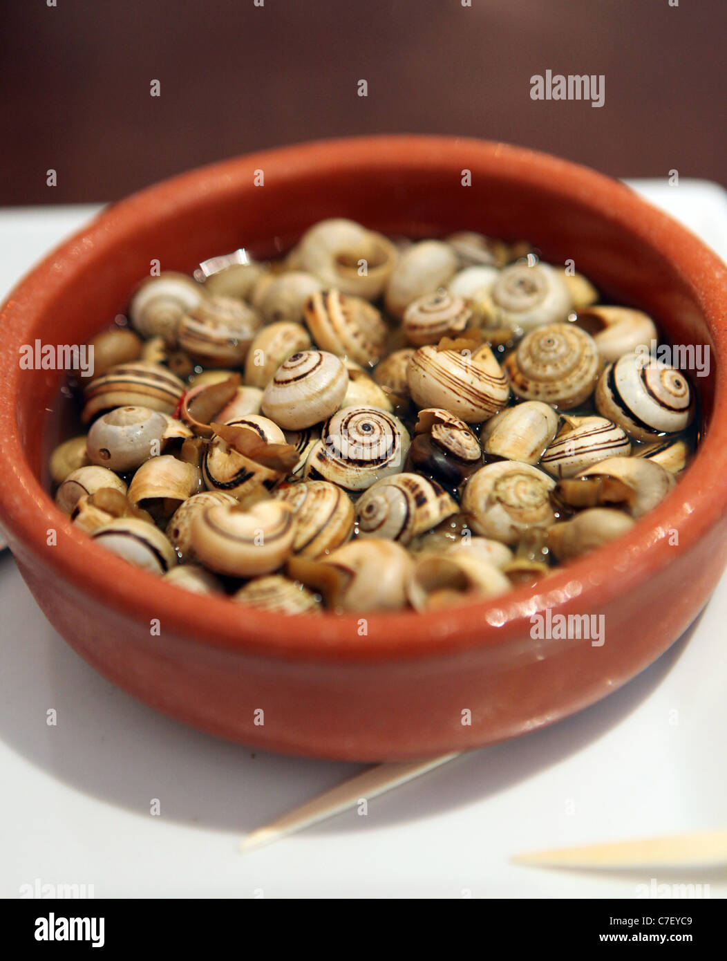 Tapas A Jerez En Espagne Des Tapas Traditionnels De Manger A Seville Caracoles Escargots Bebe Style Seville Servi Dans Un Bol Photo Stock Alamy