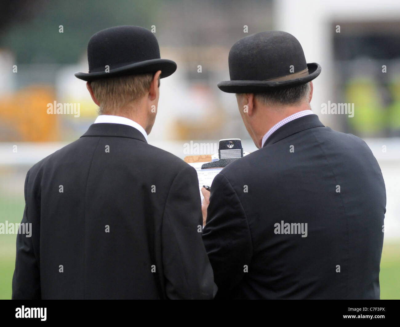 Deux stewards portant chapeau melon Banque D'Images