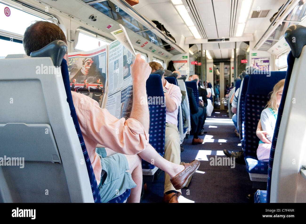 Tout en relaxant les passagers voyageant dans un train en Angleterre. Banque D'Images