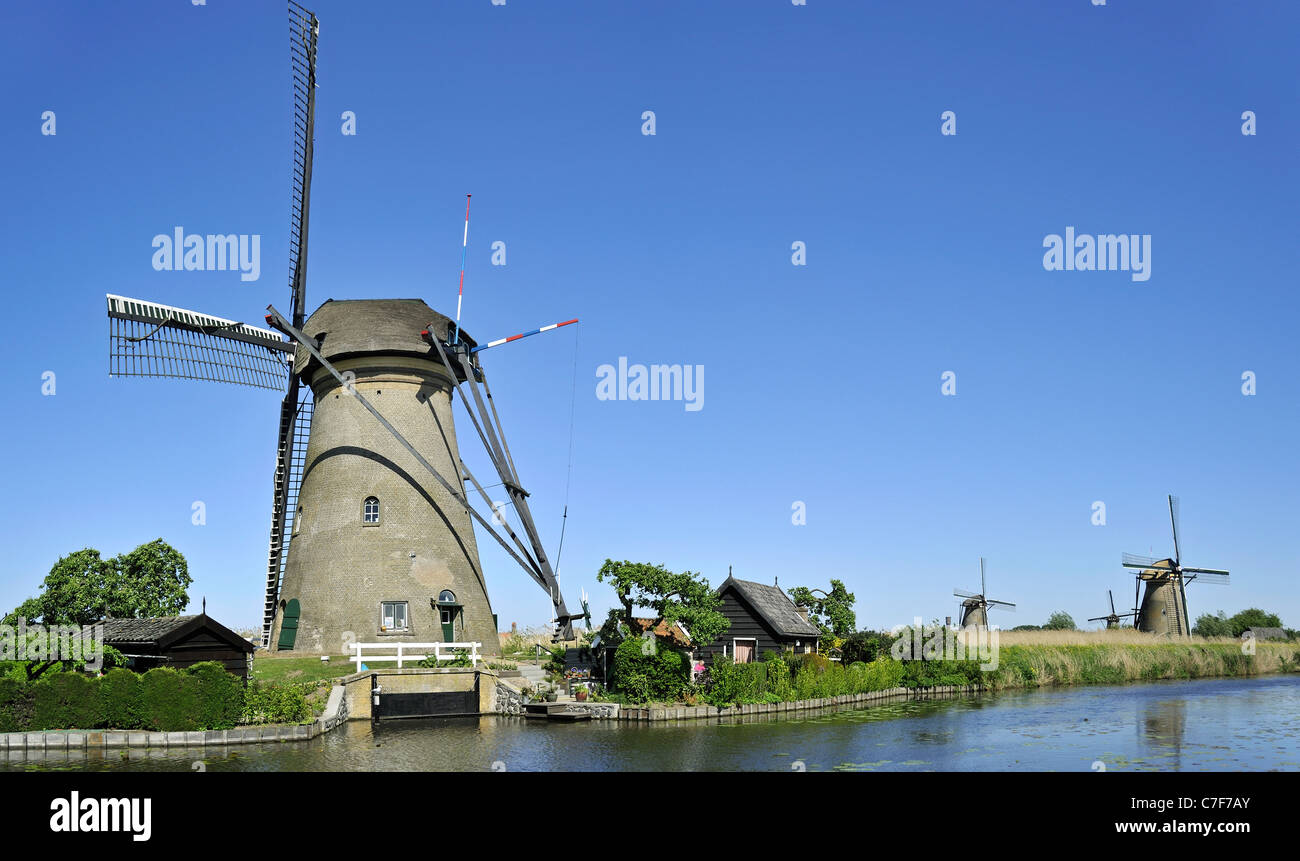 Pierre, moulins de drainage à Kinderdijk, Site du patrimoine mondial de l'UNESCO au sud de la Hollande, les Pays-Bas Banque D'Images