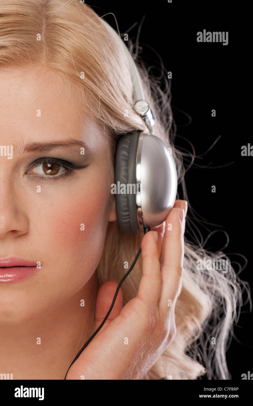 Woman wearing headphones listening to music Banque D'Images