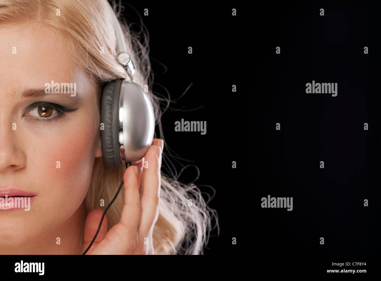 Woman wearing headphones listening to music Banque D'Images