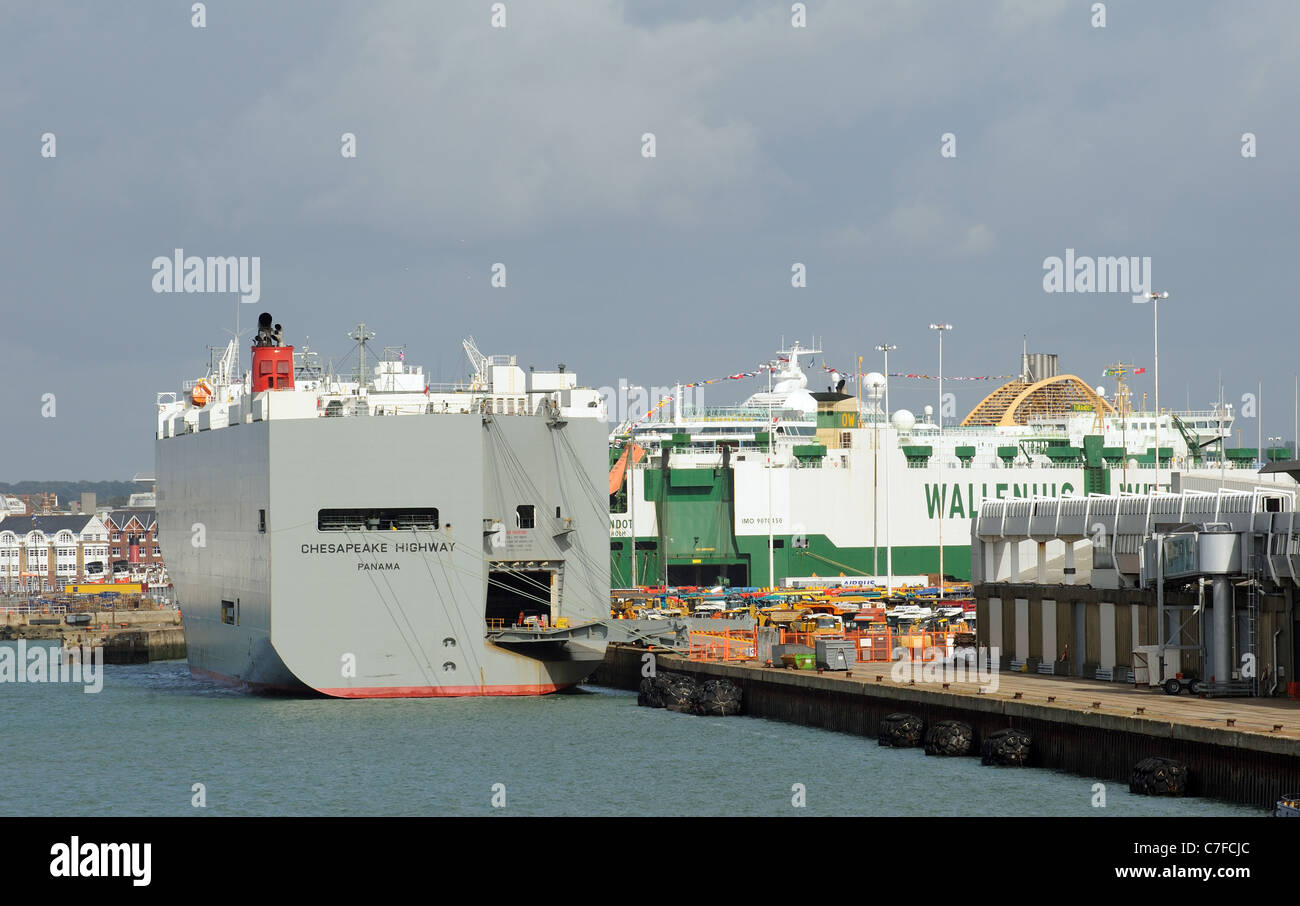 Port de Southampton en Angleterre des navires RORO le chargement et le déchargement Banque D'Images