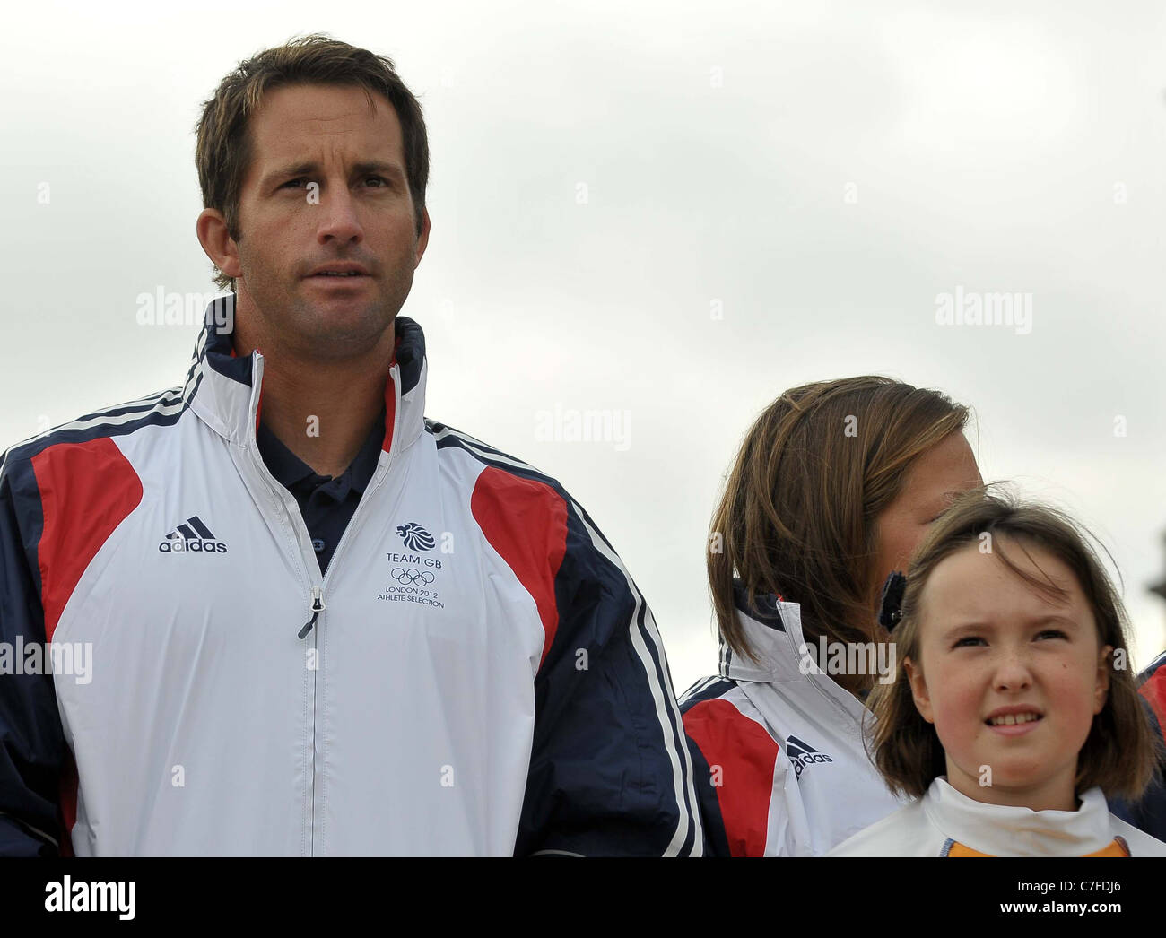 Ben Ainslie CBE et l'un des enfants des écoles locales. TeamGB annonce les premiers athlètes à être sélectionné pour le London 2012 Banque D'Images