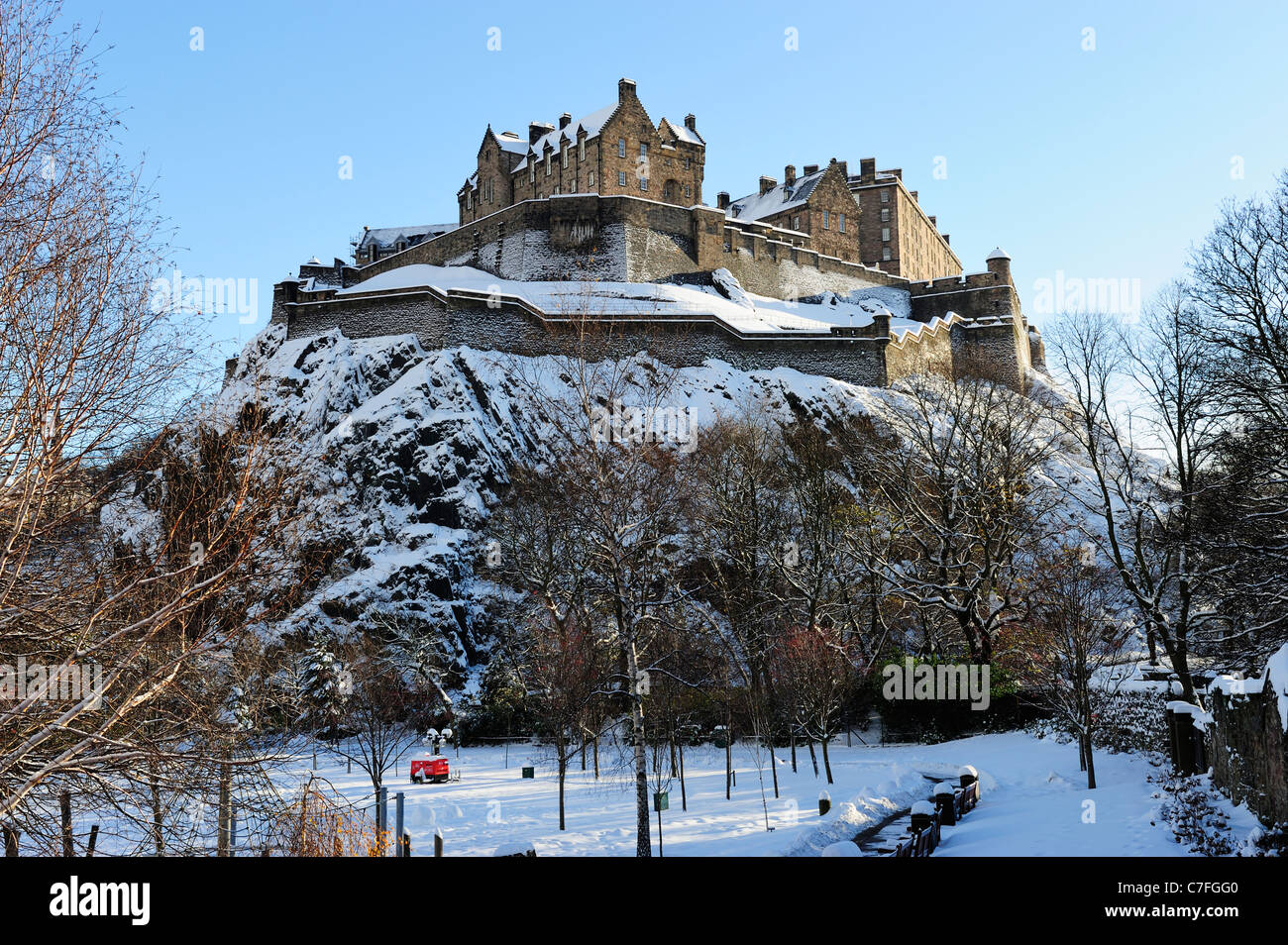 Le Château d'Édimbourg dans la neige de Princes Street Gardens, Édimbourg, Écosse Banque D'Images