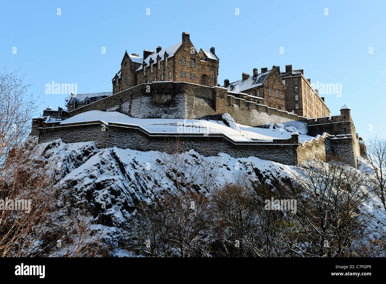 Le Château d'Édimbourg dans la neige de Princes Street Gardens, Édimbourg, Écosse Banque D'Images