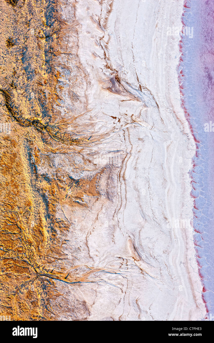 Photo aérienne de basse altitude de la rive sud du lac Eyre, outback Australie du Sud. Banque D'Images