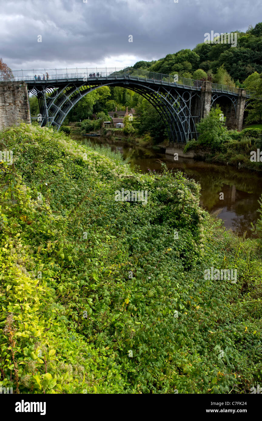 Le célèbre pont de fer dans la région de Ironbridge, Shropshire, Angleterre sur un très mauvais jour Banque D'Images