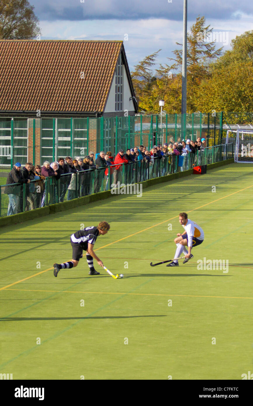 Joueurs de hockey masculin en action sur un terrain de gazon astro Banque D'Images