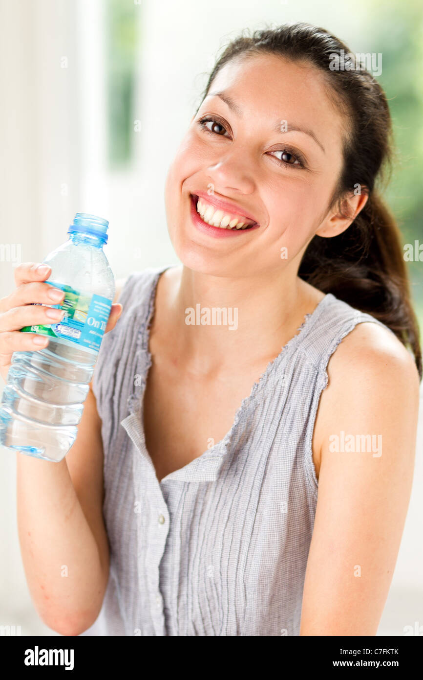 Fille avec de l'eau en bouteille Banque D'Images