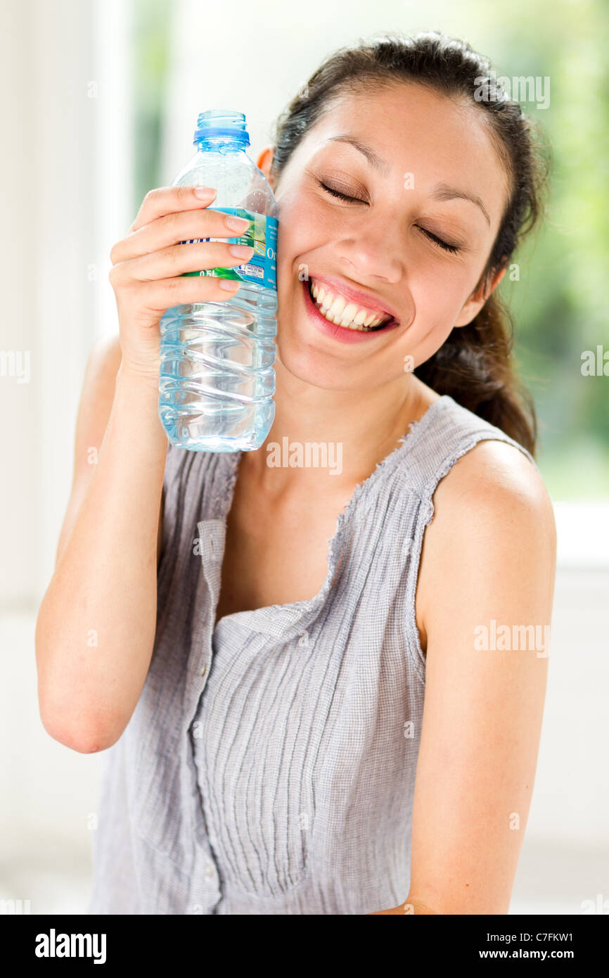 Fille avec de l'eau en bouteille Banque D'Images