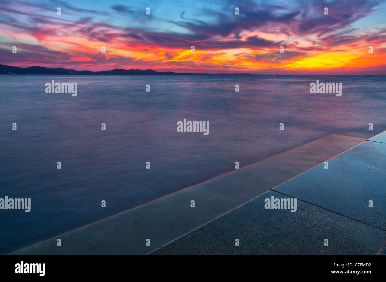 La célèbre île de organes, la mer et le coucher du soleil. Une incroyable soirée à Zadar, Croatie, Adriatique. Banque D'Images