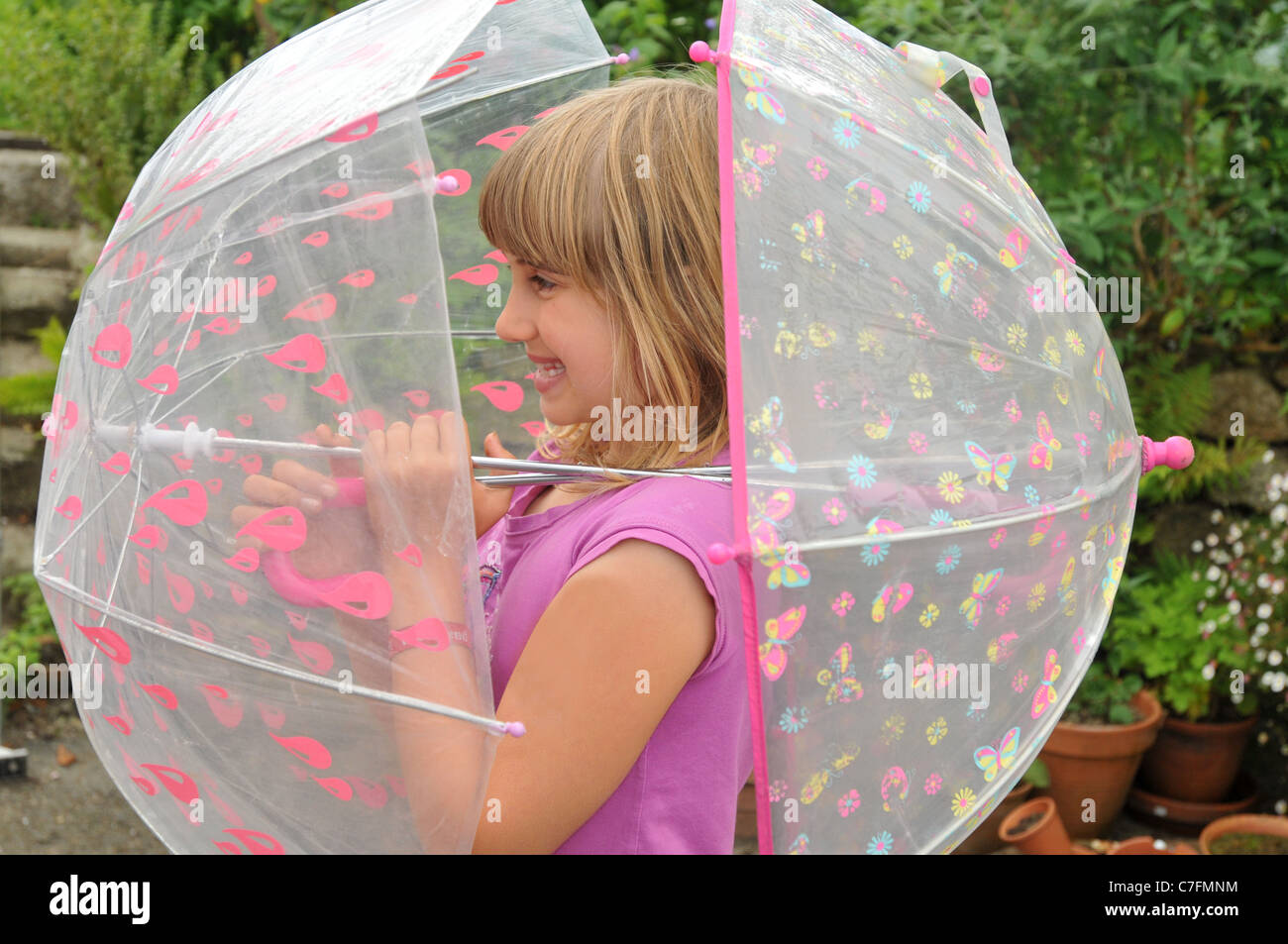 Une fille joue avec des parapluies Banque D'Images