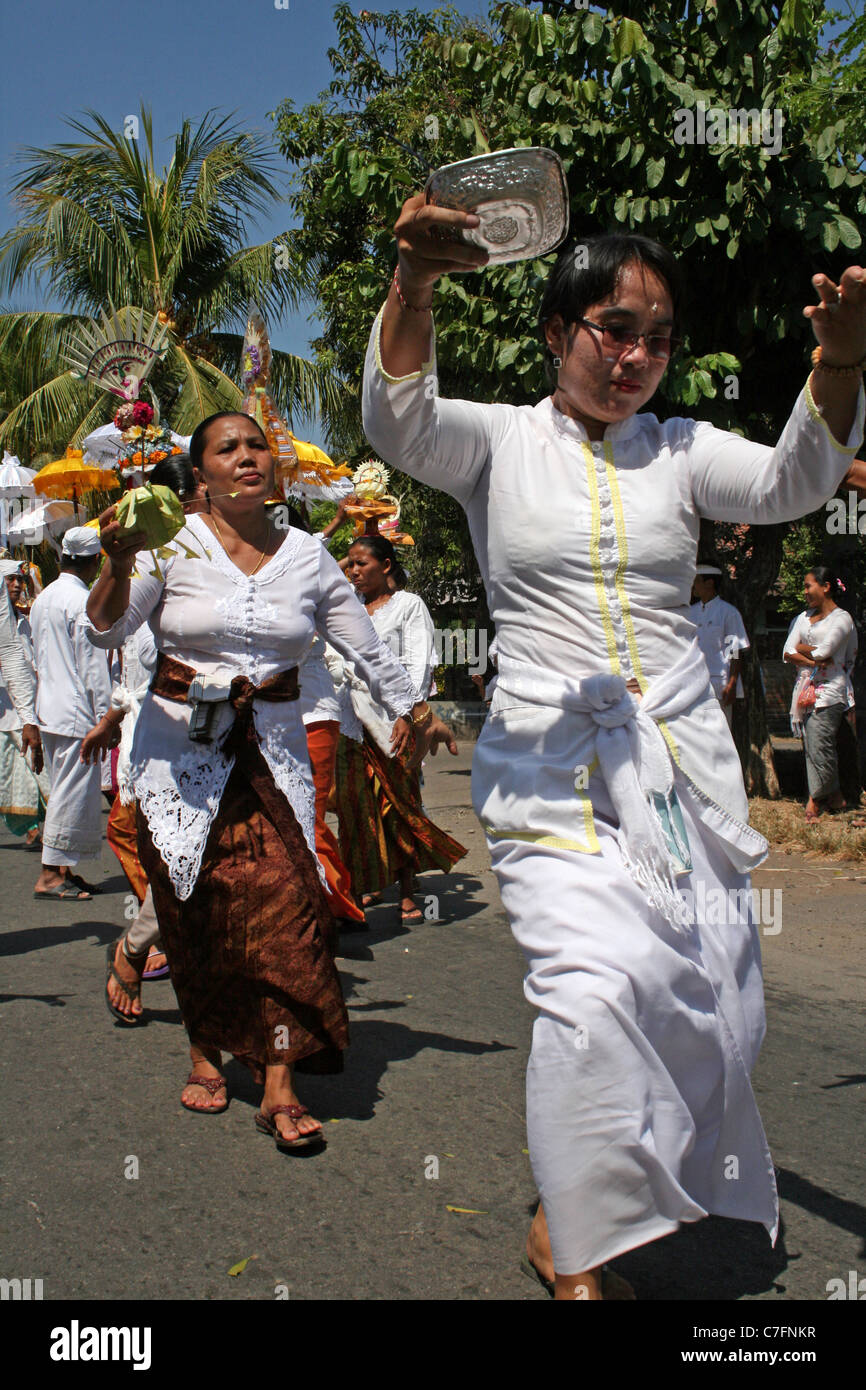 Funérailles de Bali - Danse vers le Temple après un décès dans un village Balinais Banque D'Images