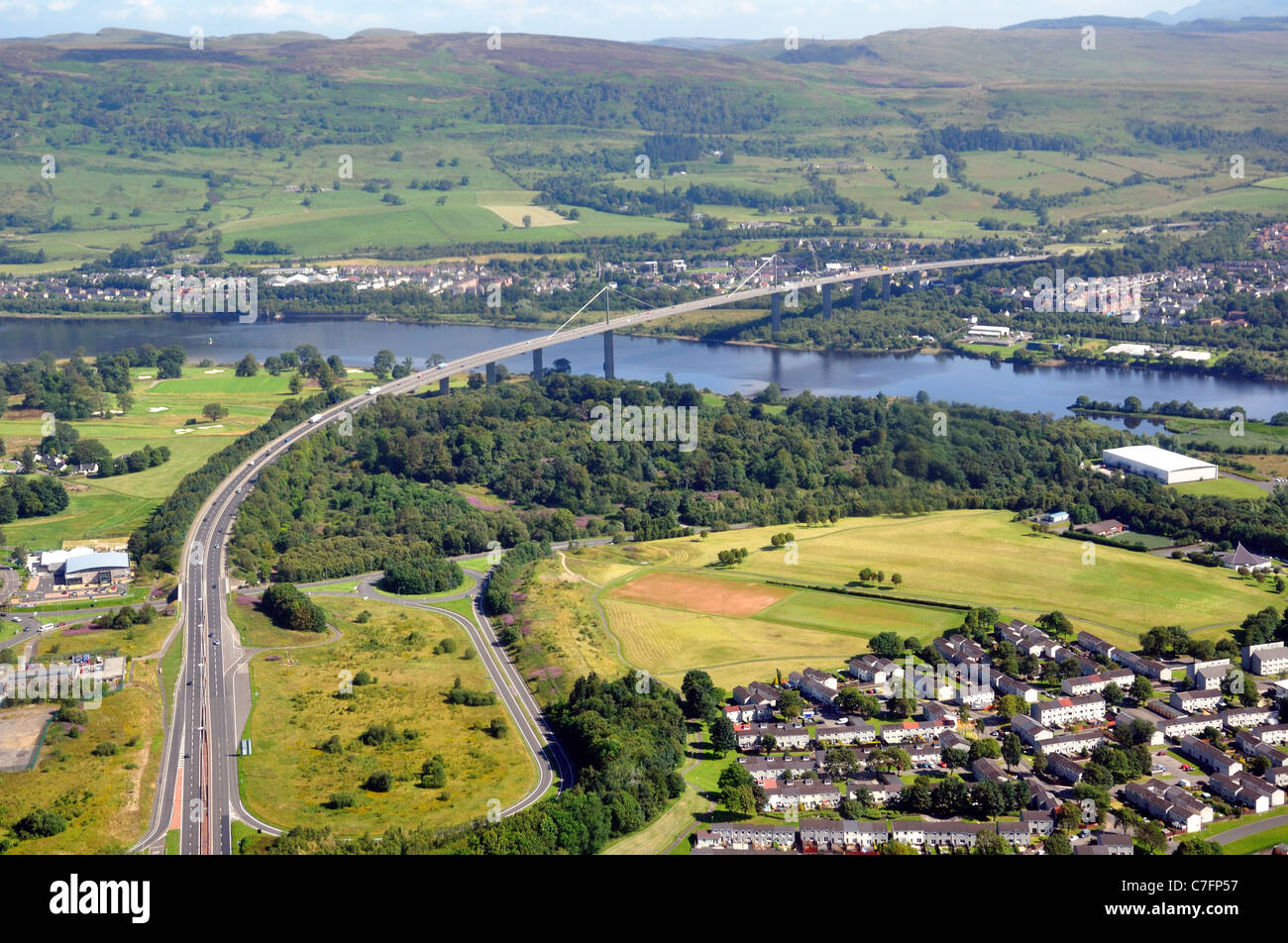 Vue aérienne de l'autoroute M8 menant au pont Erskine sur la rivière Clyde près de Glasgow, en Écosse, Royaume-Uni, Europe Banque D'Images