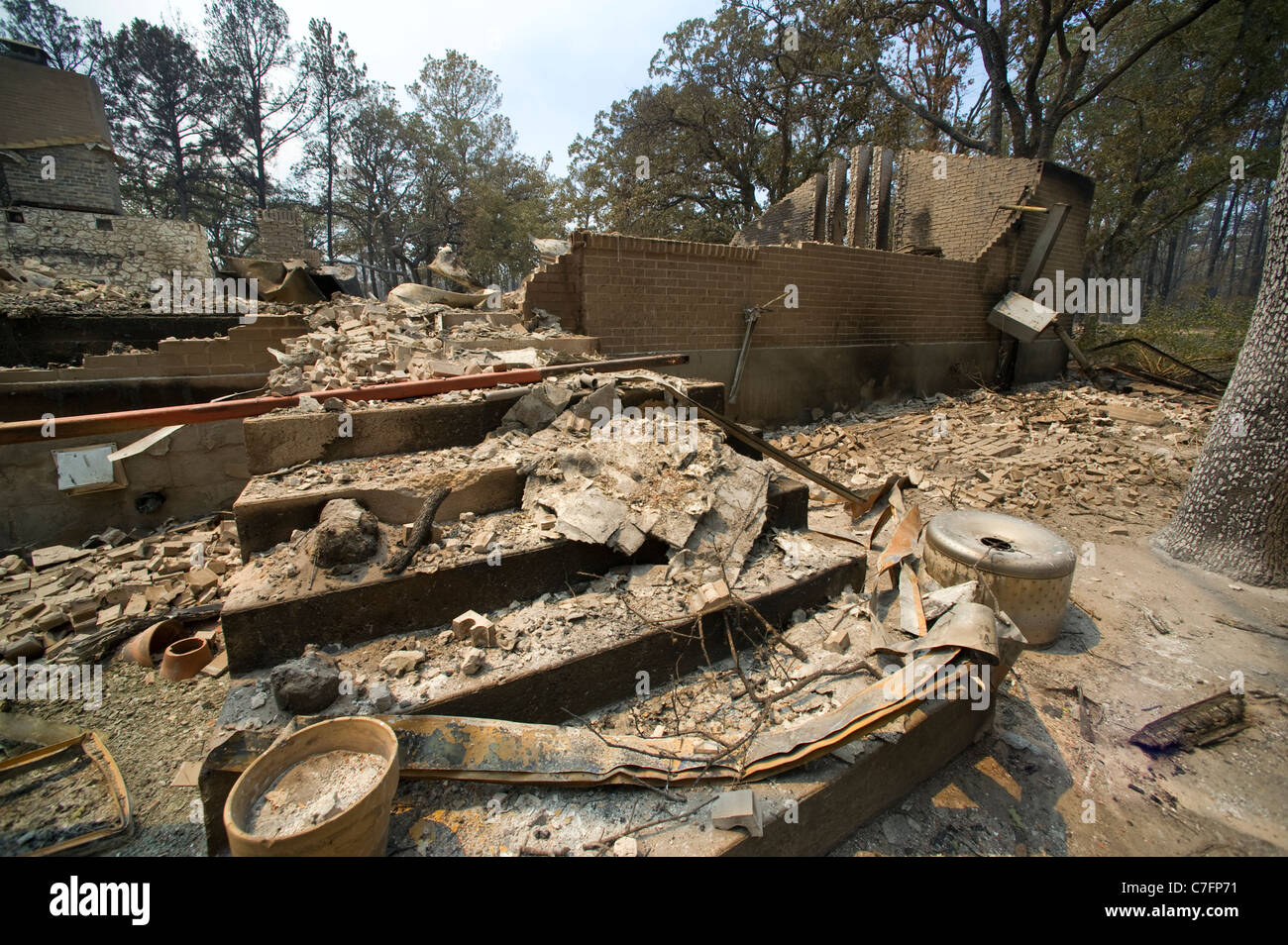 Marches mènent à la maison brûlée après des incendies ont ravagé un quartier semi-rural dans la région de Bastrop, Texas. Banque D'Images