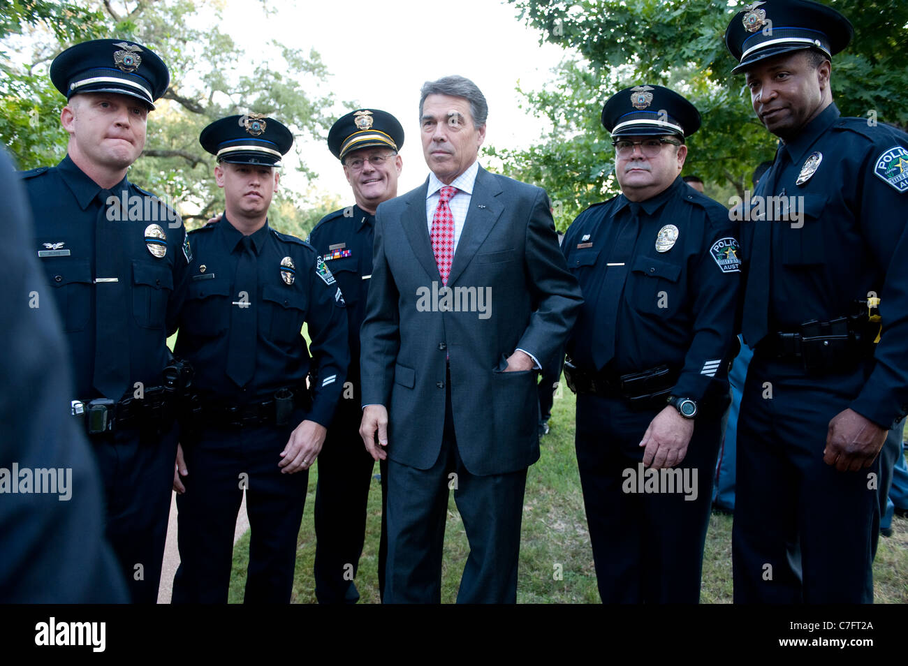 Texas Gov. Rick Perry pose avec Austin policiers à service commémoratif pour le 10e anniversaire des attaques terroristes du 11 septembre 2001 Banque D'Images