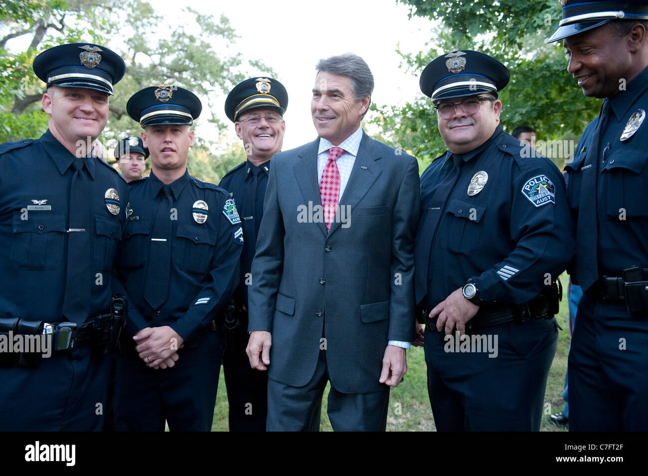 Texas Gov. Rick Perry pose avec Austin policiers à service commémoratif pour le 10e anniversaire des attaques terroristes du 11 septembre 2001 Banque D'Images