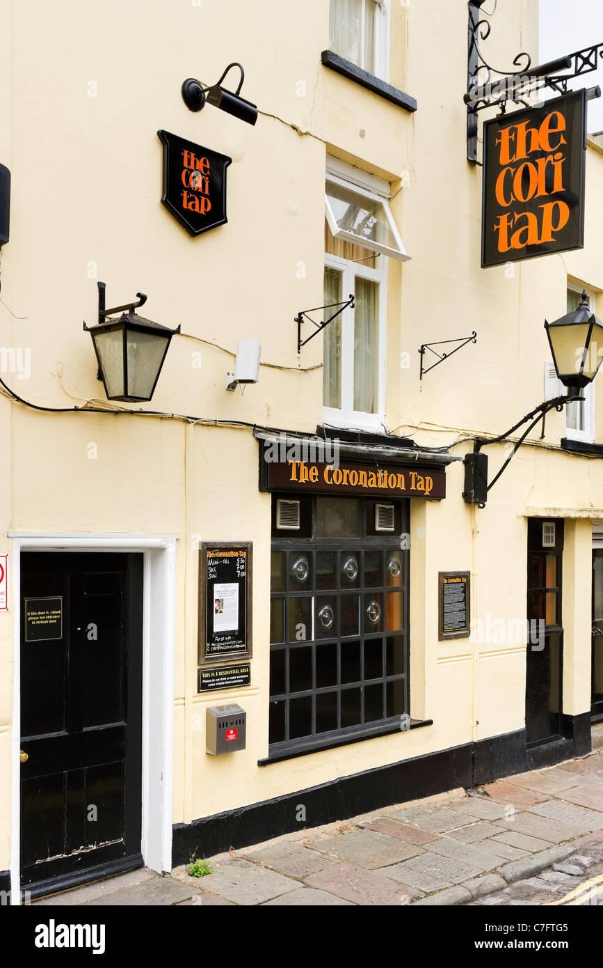 Le Couronnement Touchez pub à Clifton, célèbre pour son cidre Scrumpy, Bristol, Avon, Royaume-Uni Banque D'Images