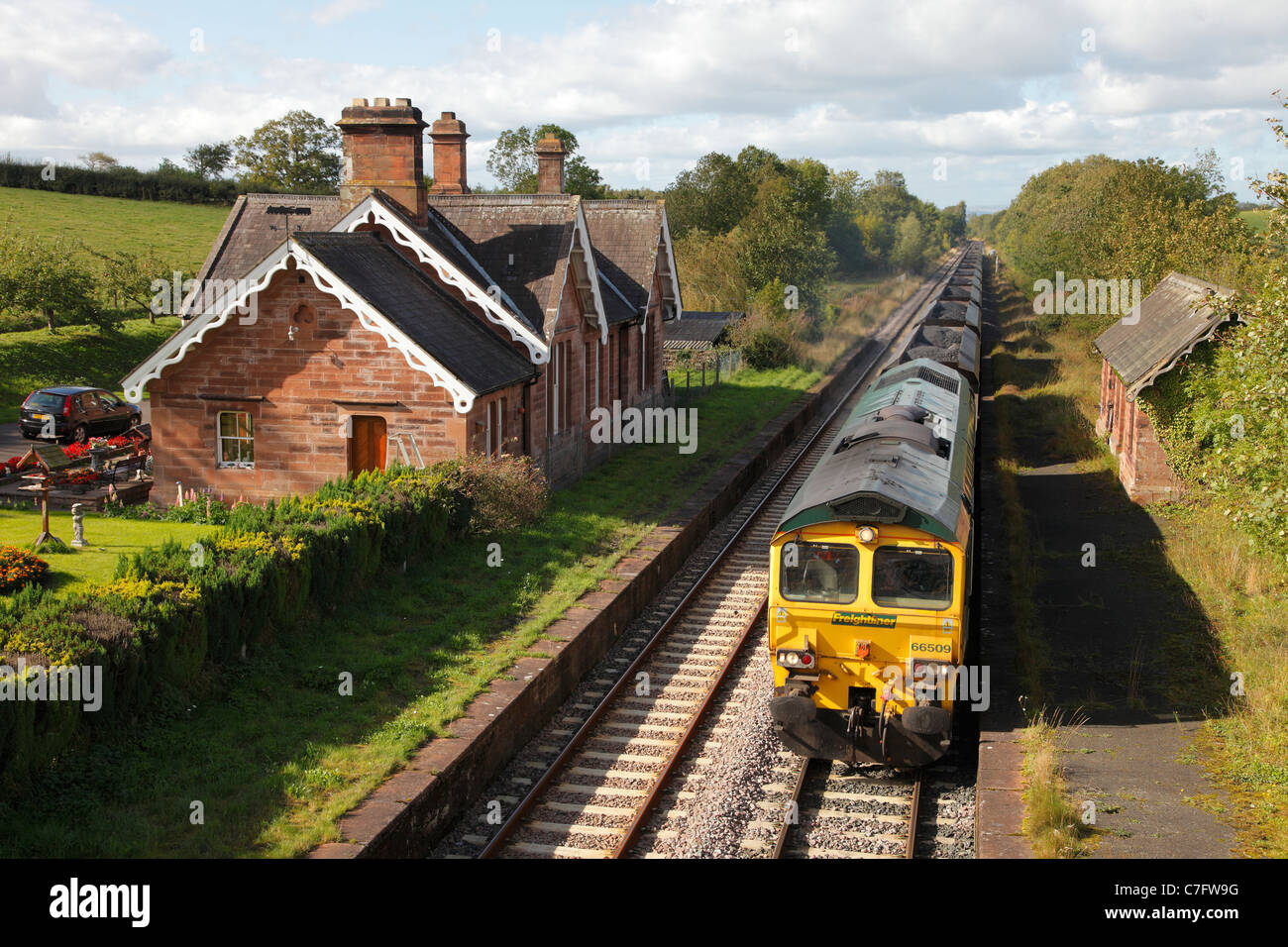 Diesel train passant sur l'ancienne station de Cumwinton s'installer à Carlisle Railway dans l'Eden Valley, Cumbria, England, UK Banque D'Images