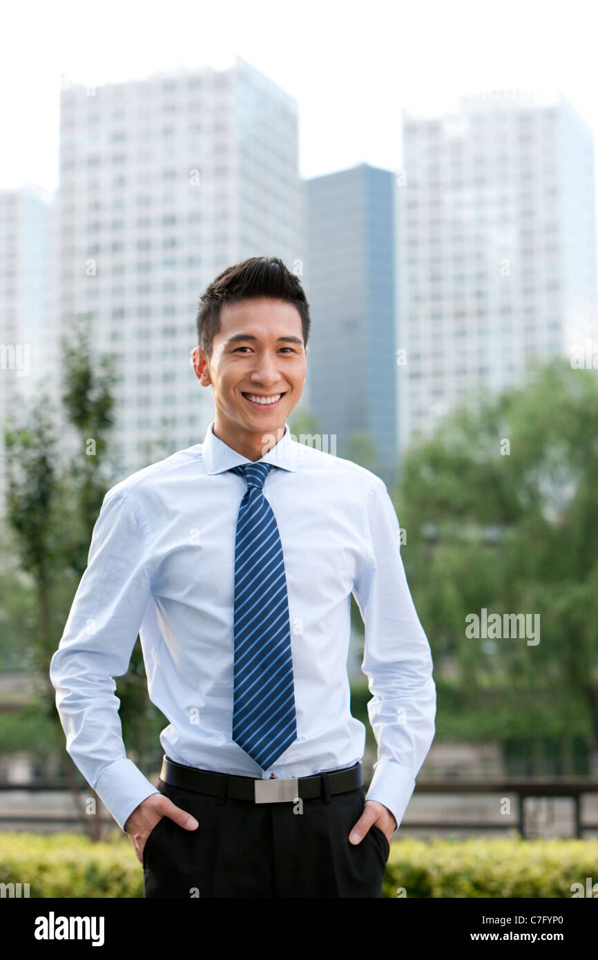 Confident businessman standing Outdoors Banque D'Images