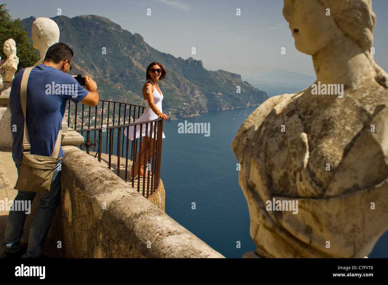 Les personnes qui prennent des photos sur le balcon de la terrasse de l'infini, la Villa Cimbrone, Ravello, Italie Banque D'Images