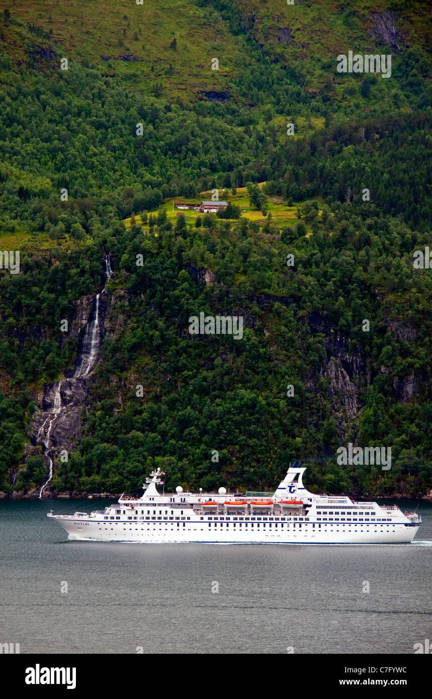 Mme allemande croisière navire exploité par Astor Transocean Tours dans le Storfjord Banque D'Images