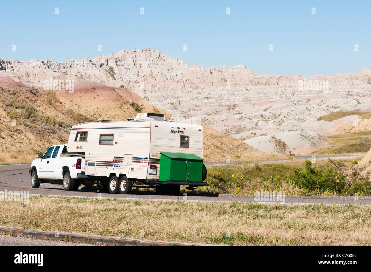 Les touristes en voiture un véhicule récréatif par Badlands National Park dans le Dakota du Sud. Banque D'Images