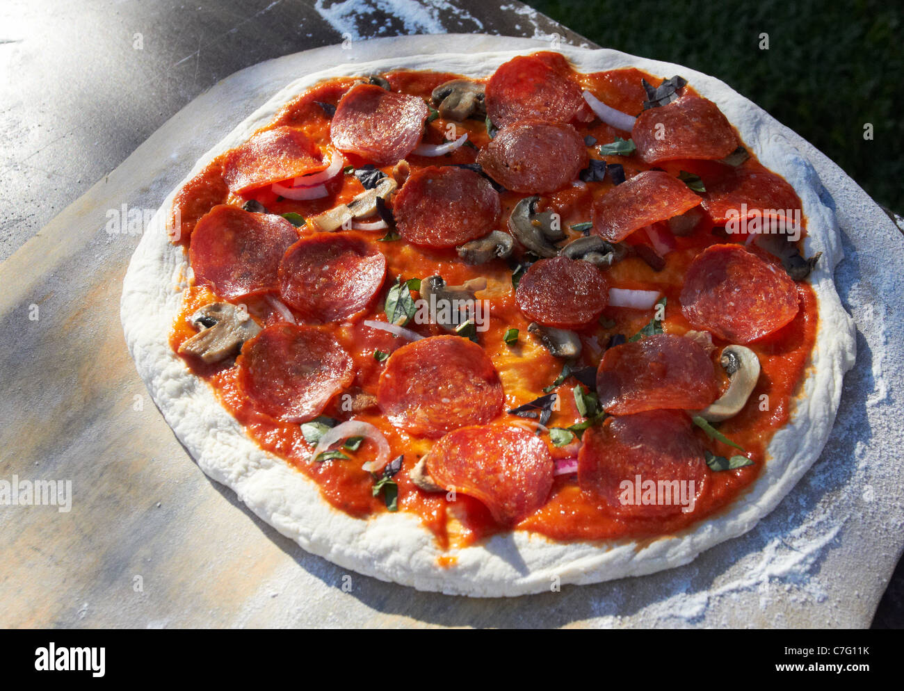 Des pizzas cuites dans un four au feu de bois - préparer la terre Banque D'Images