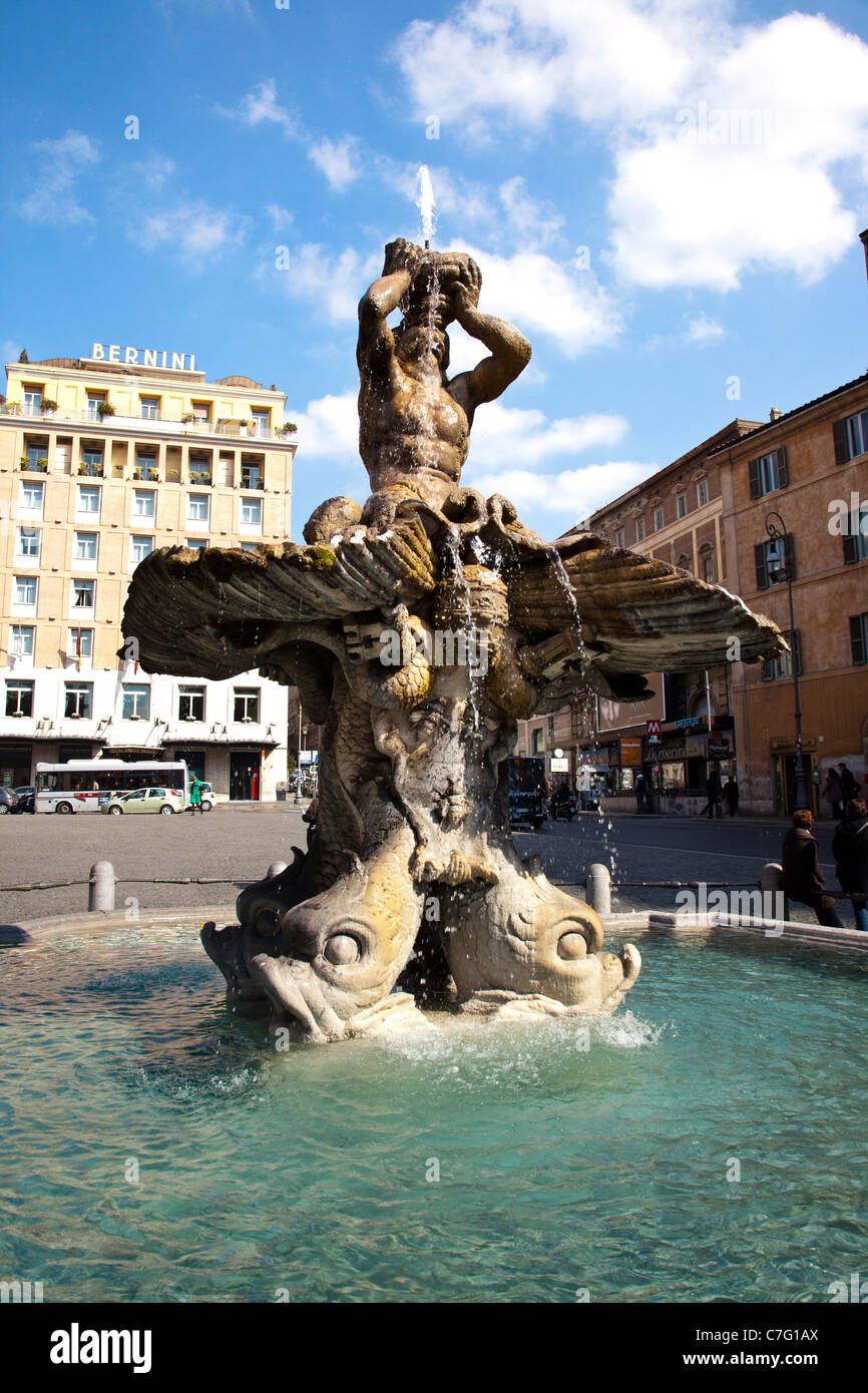 La Fontana del Tritone (fontaine du Triton) sur la Piazza Barberini à Rome. Banque D'Images