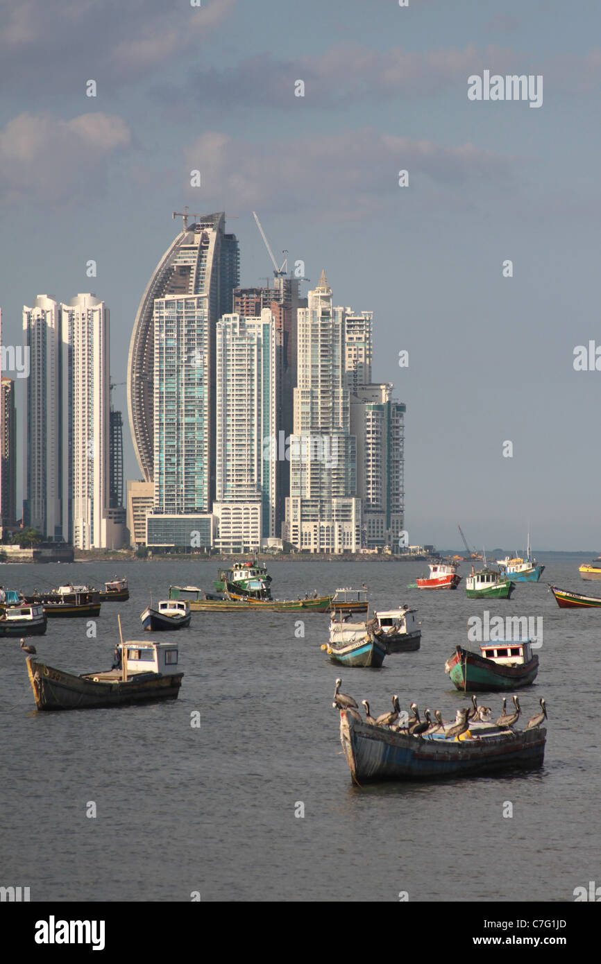 Vue panoramique de la ville de Panama, Panama, vus de la Cinta Costera, de l'autre côté de la baie de Panama. Banque D'Images