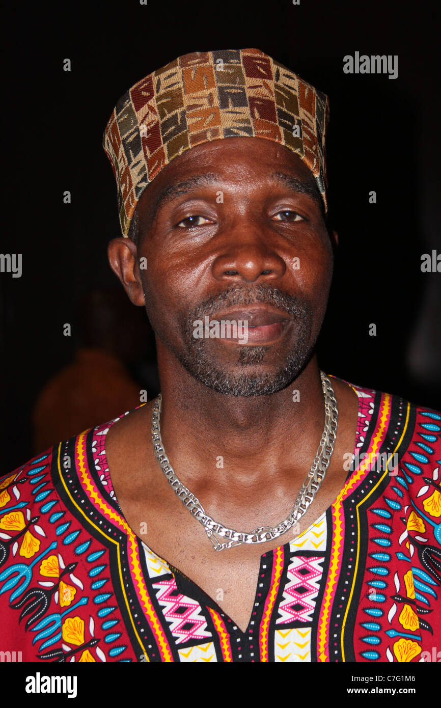 Avec un homme Afro-antillais costume africain. Banque D'Images