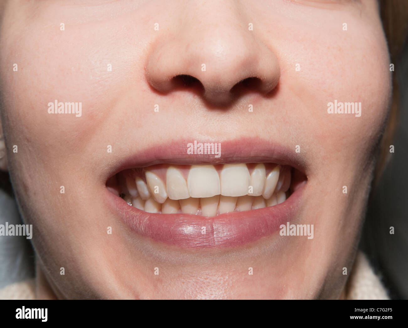 Jolie jeune femme de la vingtaine d'afficher ses belles dents parfait même Banque D'Images