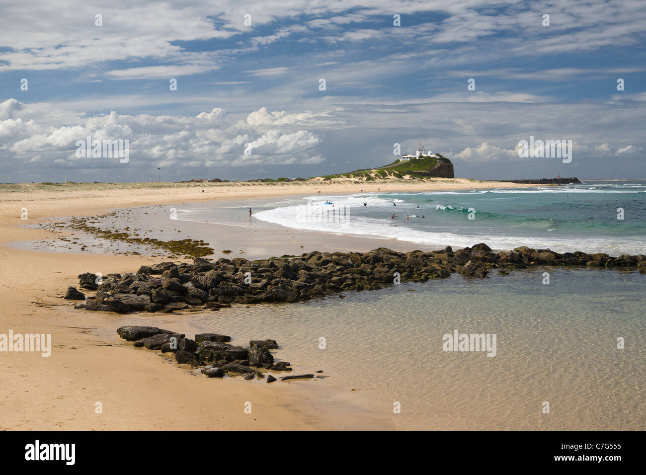 Plage de Nobbys et phare, Newcastle, Australie Banque D'Images