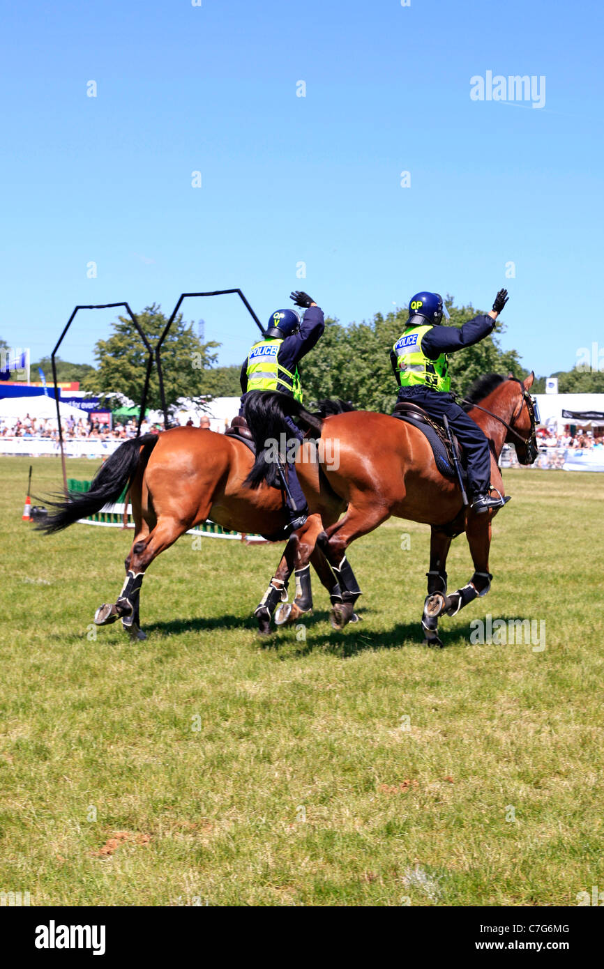 Les agents de police moderne en tenue de combat à cheval à la baignoire & West show à Somerset Banque D'Images