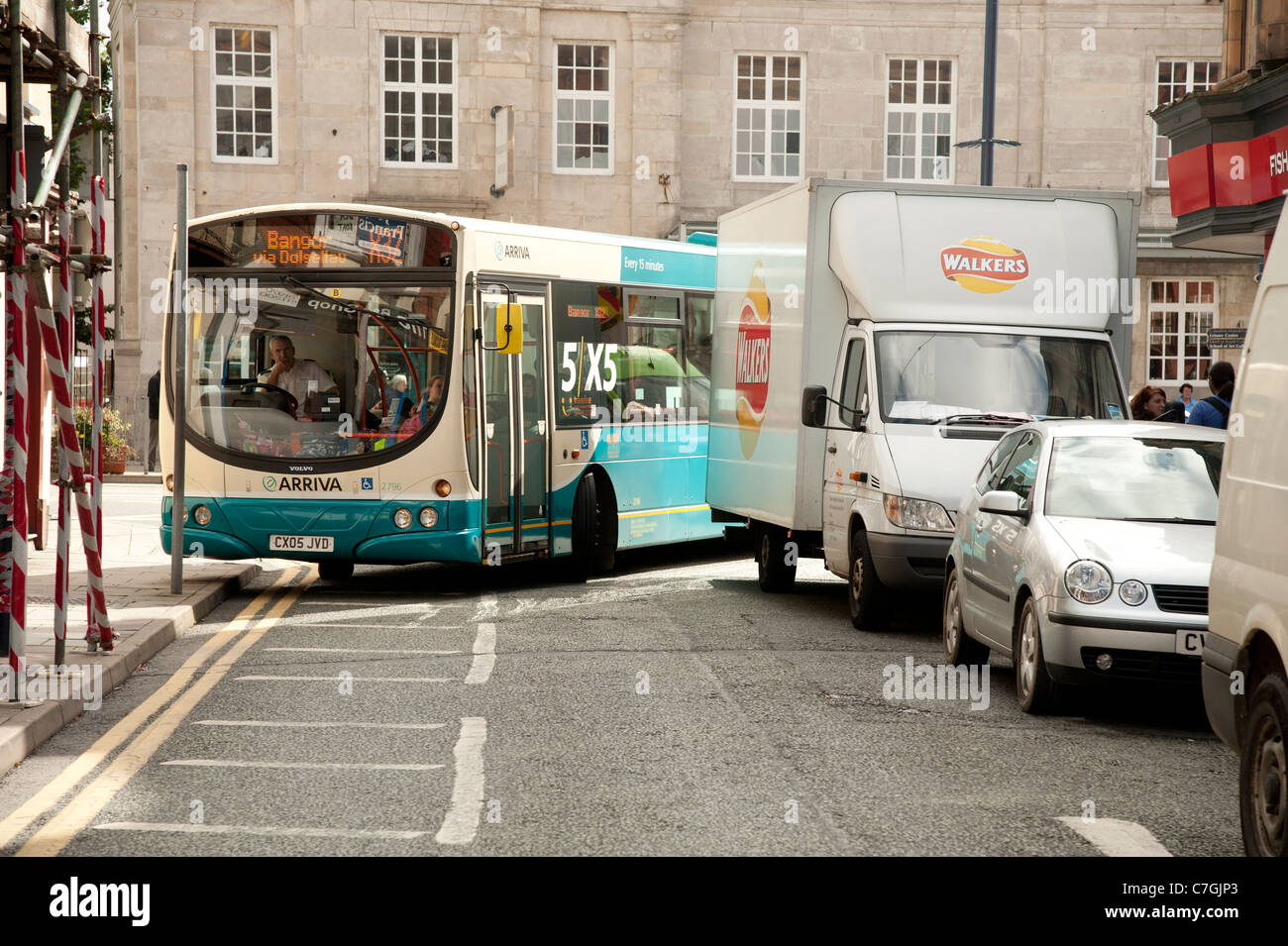Un bus arriva au Pays de Galles dans l'impossibilité de prendre un virage à cause d'un mal garé delivery van Aberystwyth UK Banque D'Images