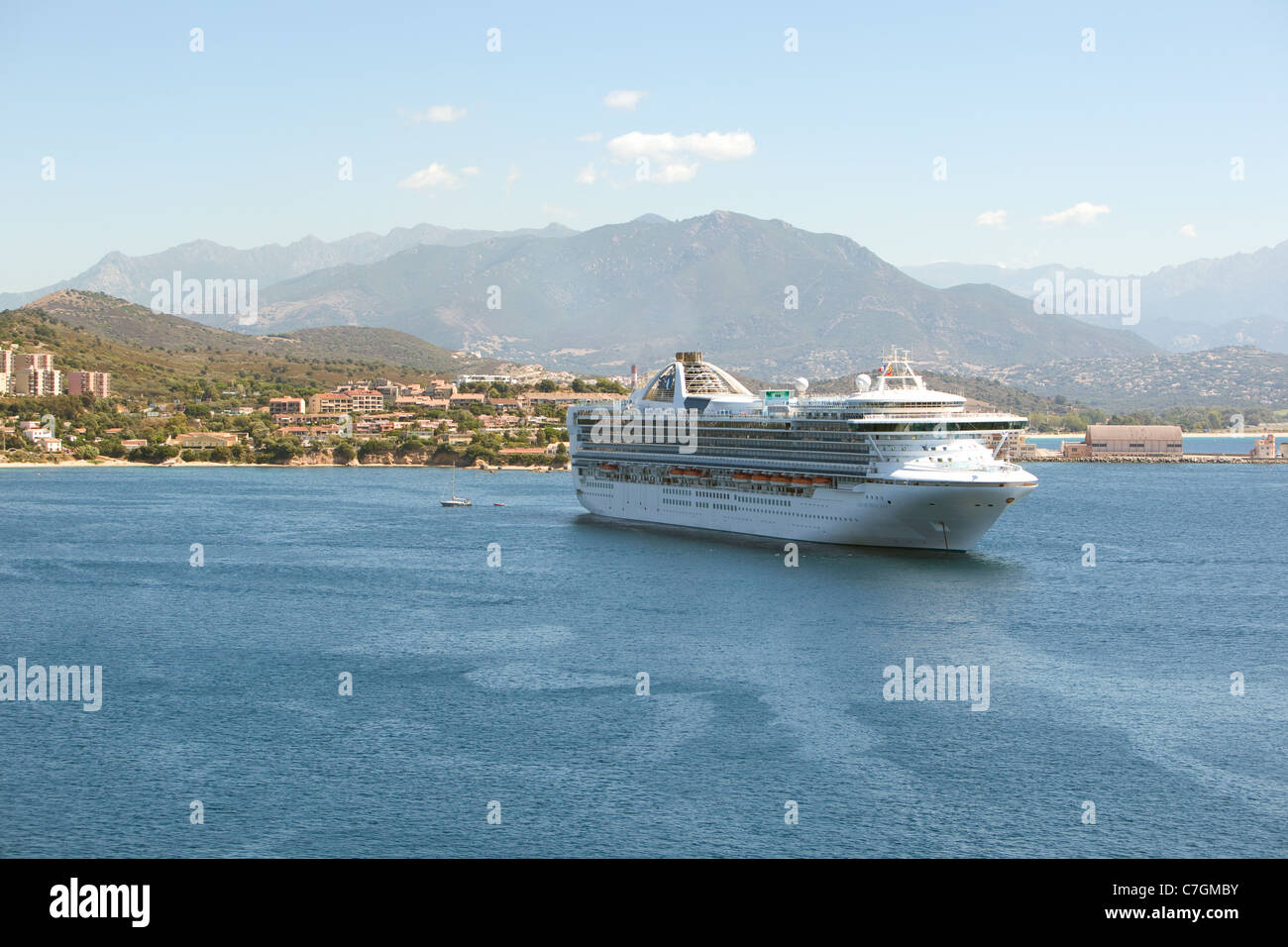 Bateau de croisière Grand Princess' ancrées à Ajaccio avec les montagnes de la Corse en arrière-plan. Princess Cruise line Banque D'Images