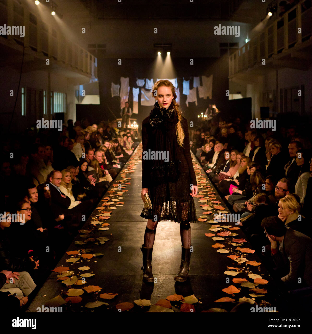 Modèle féminin sur le podium au fashion show, Reykjavik Islande Banque D'Images