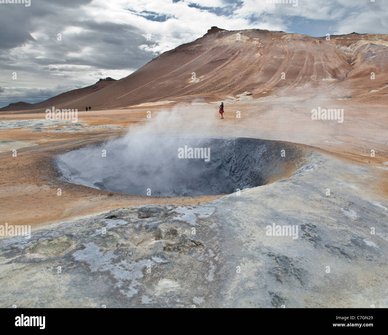 Pot de boue dans la vapeur, zone géothermique Namaskard, Islande Banque D'Images