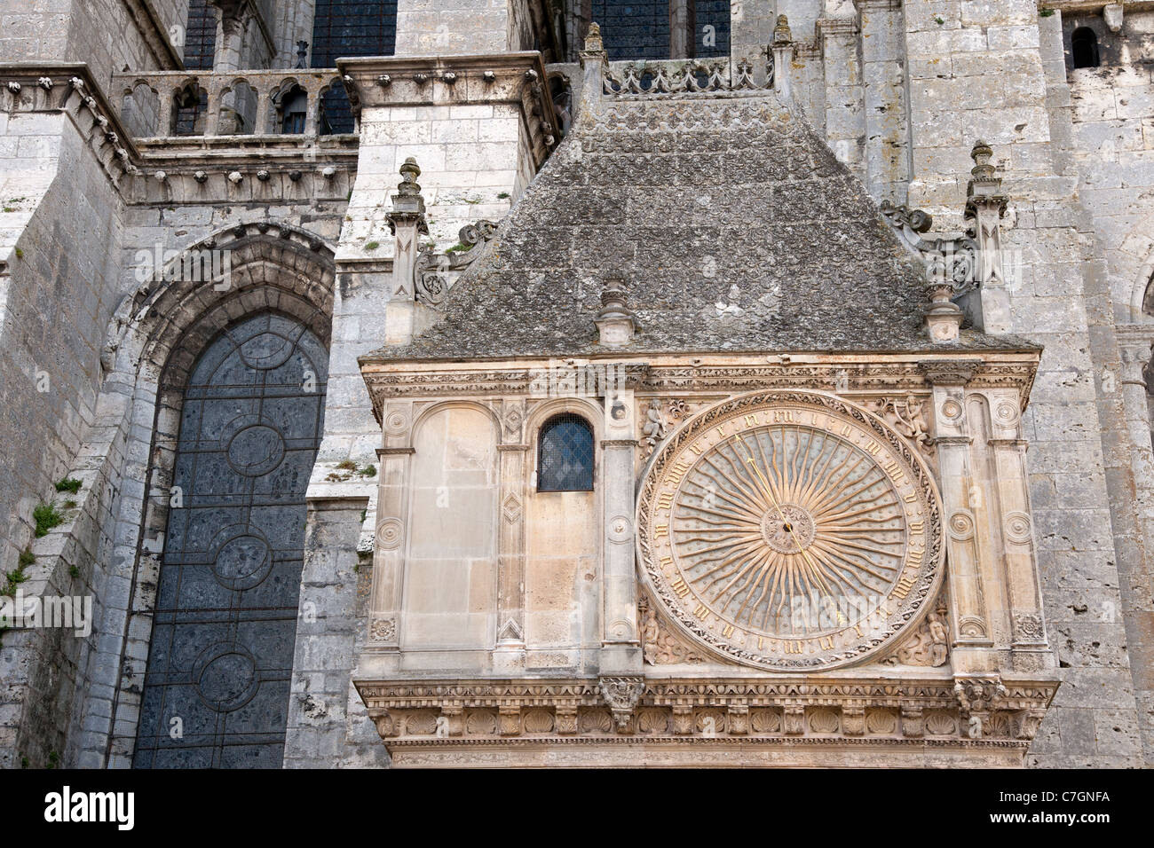 Ancienne horloge astronomique sur la façade de la célèbre cathédrale de Chartres, France Banque D'Images