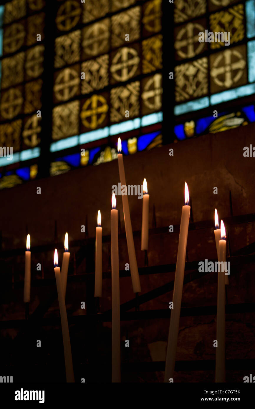 Bougies allumées dans une église Banque D'Images