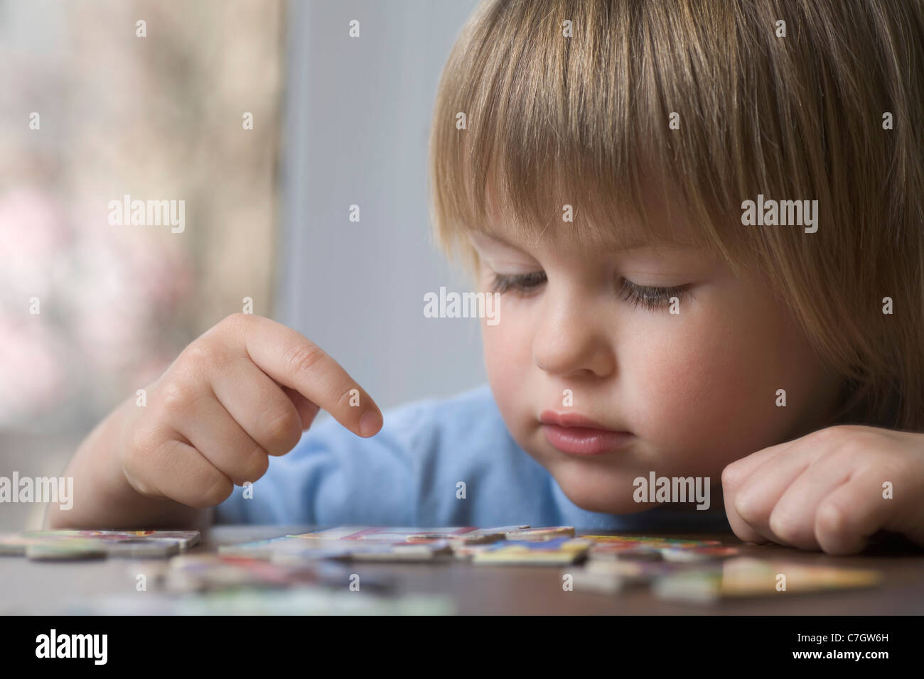 Un jeune garçon l'élaboration d'un puzzle Banque D'Images