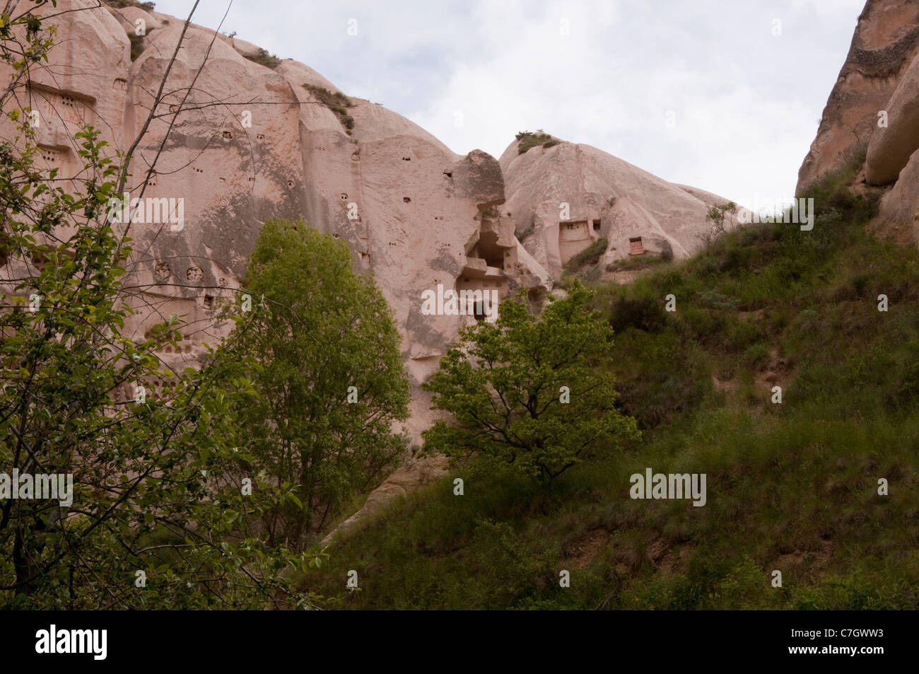 Des formations rocheuses avec fenêtres et portes, Cappadoce, près de Göreme. La Turquie Banque D'Images