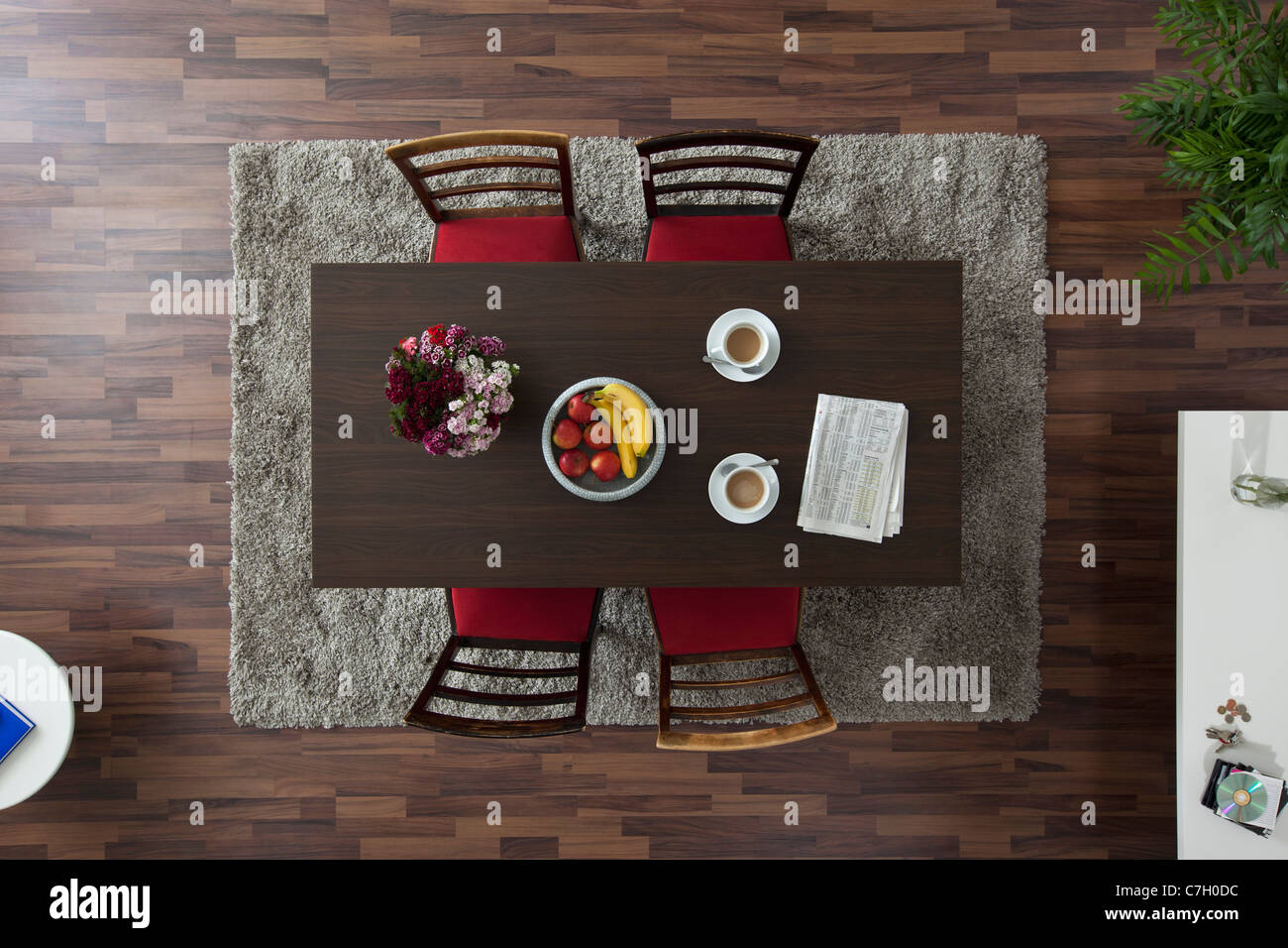 Une table à manger avec des tasses à café et journal, overhead view Banque D'Images