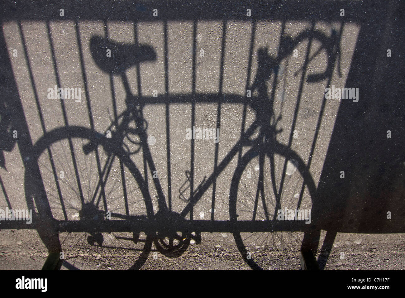 Un vélo stationnaire, se concentrer sur l'ombre Banque D'Images