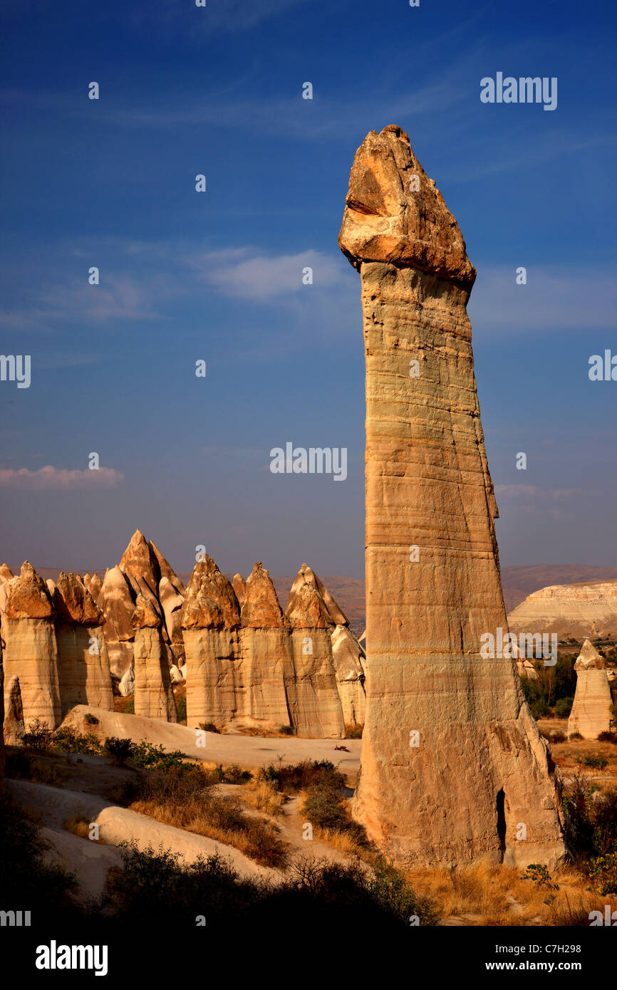 L 'Amour' dans la vallée de la Cappadoce, célèbre pour ses formations rocheuses en forme phallique, Anatolie, Turquie. Banque D'Images