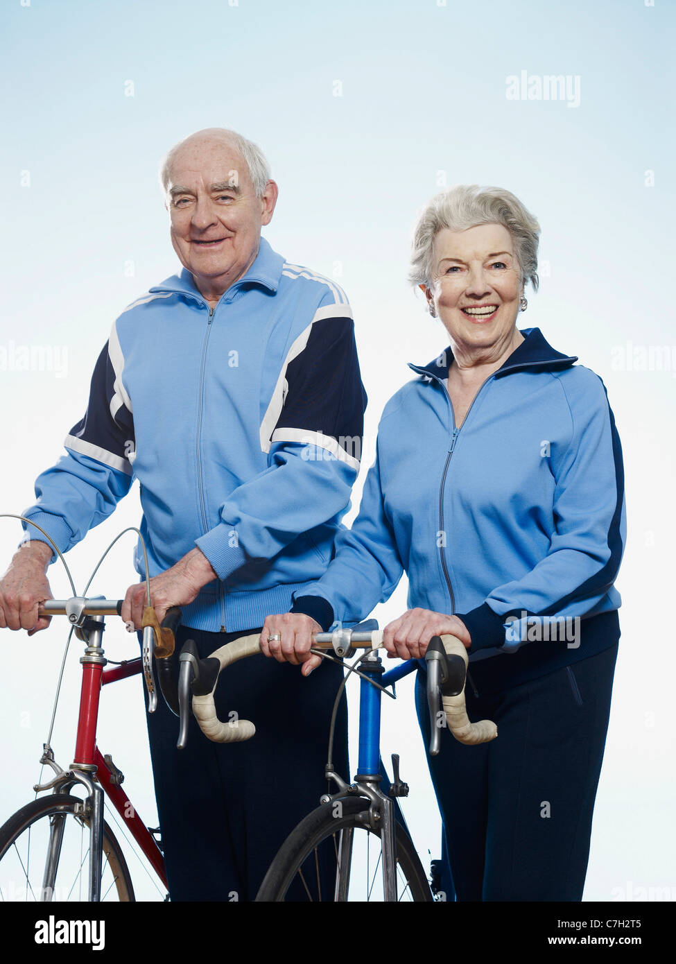 Man and Woman smiling holding des vélos de course Banque D'Images