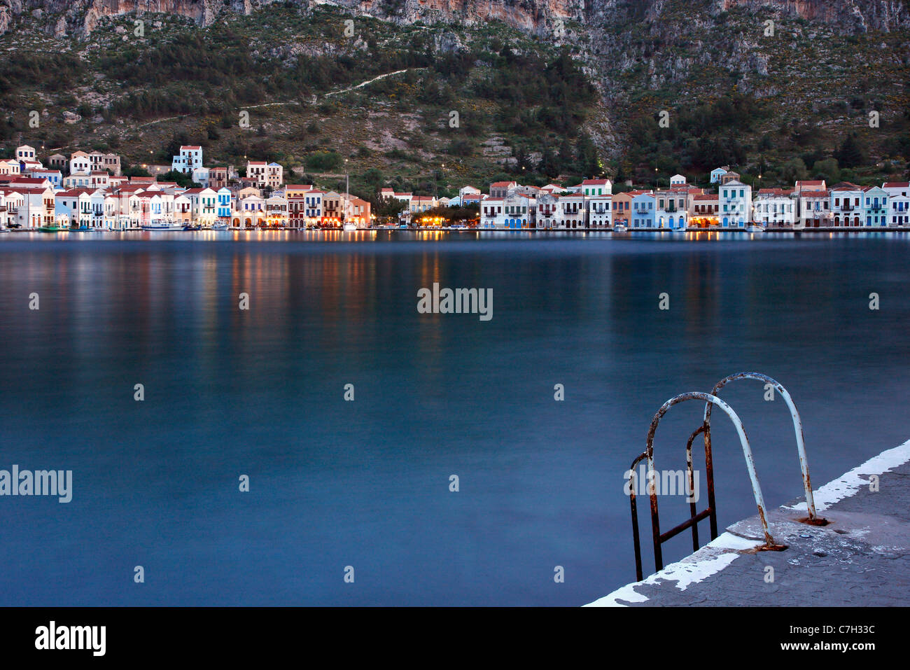 Une échelle pour les nageurs dans le port pittoresque de l'île de Kastellorizo, Dodécanèse, Grèce. (Longue exposition shot) Banque D'Images