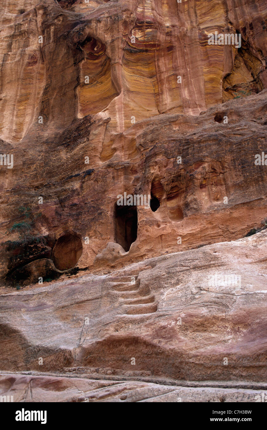 Moyen Orient, la Jordanie, Petra, vue extérieure de la grotte à flanc de falaise et étapes sculpté Banque D'Images