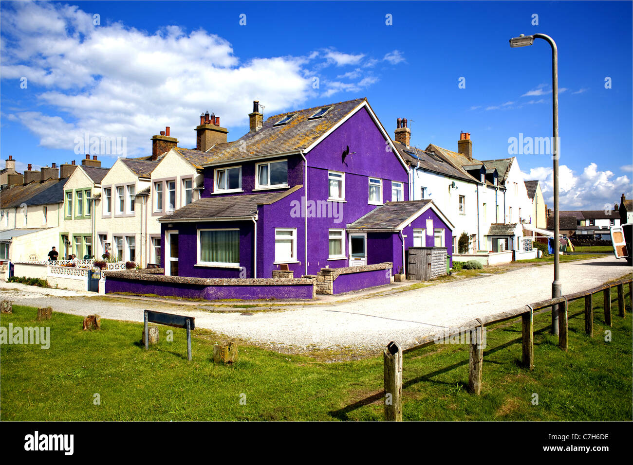 Un pruple painted house dans le village balnéaire de Allonby, Cumbria, England, UK. Banque D'Images